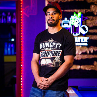 HUNGRY GRAB A SCRIPT TEE (MEN)